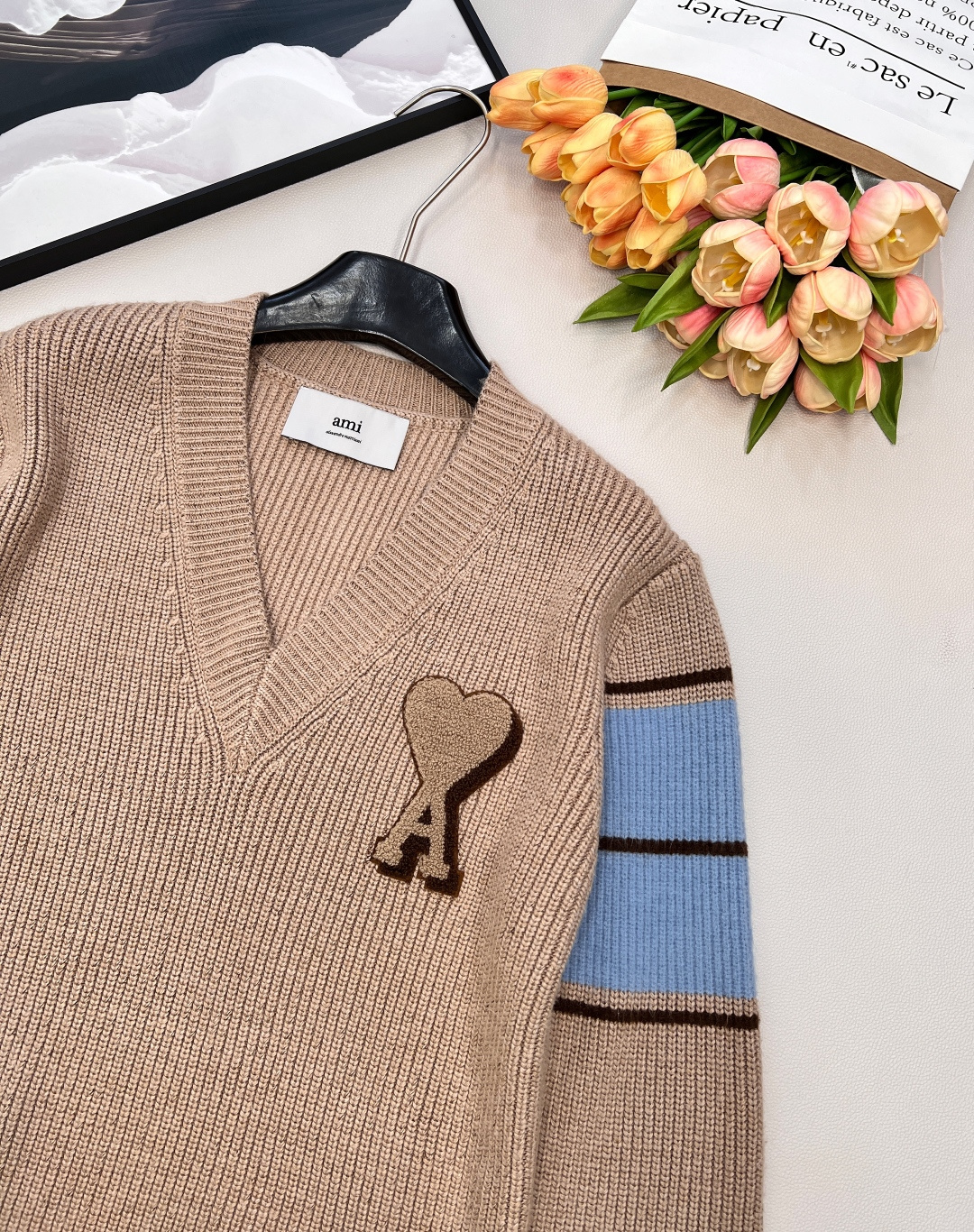 🆕 AMI 撞色爱心毛巾绣V领下摆拼色套头针织衫毛衣 秋冬氛围感学院风穿搭，只需要一件毛衣就足够，舒适度