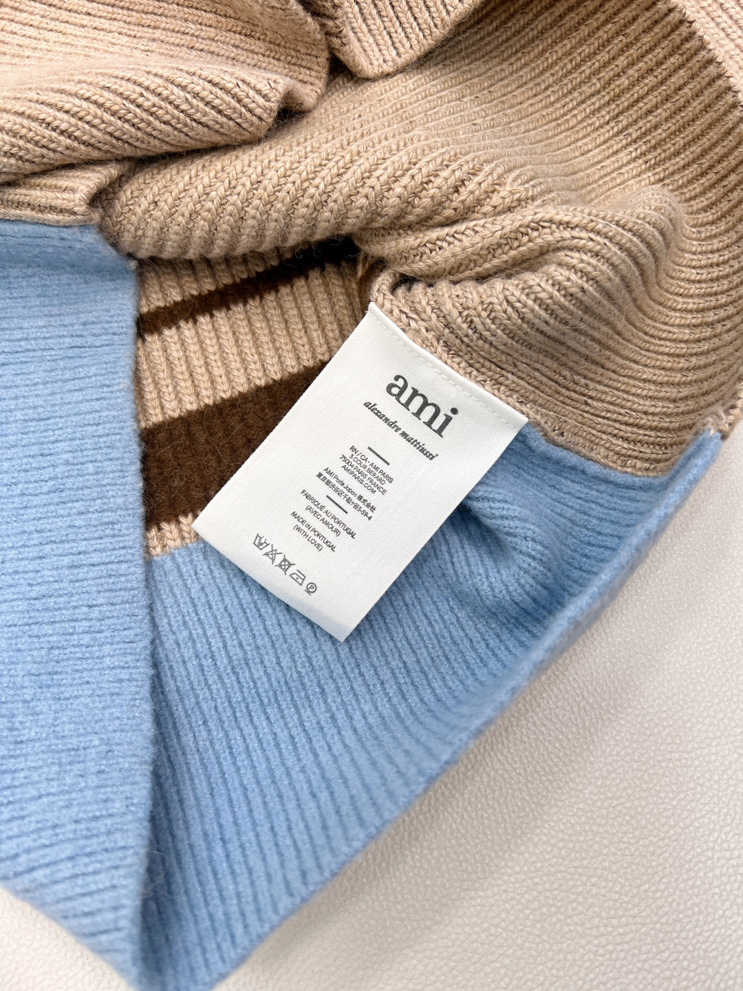 🆕 AMI 撞色爱心毛巾绣V领下摆拼色套头针织衫毛衣 秋冬氛围感学院风穿搭，只需要一件毛衣就足够，舒适度