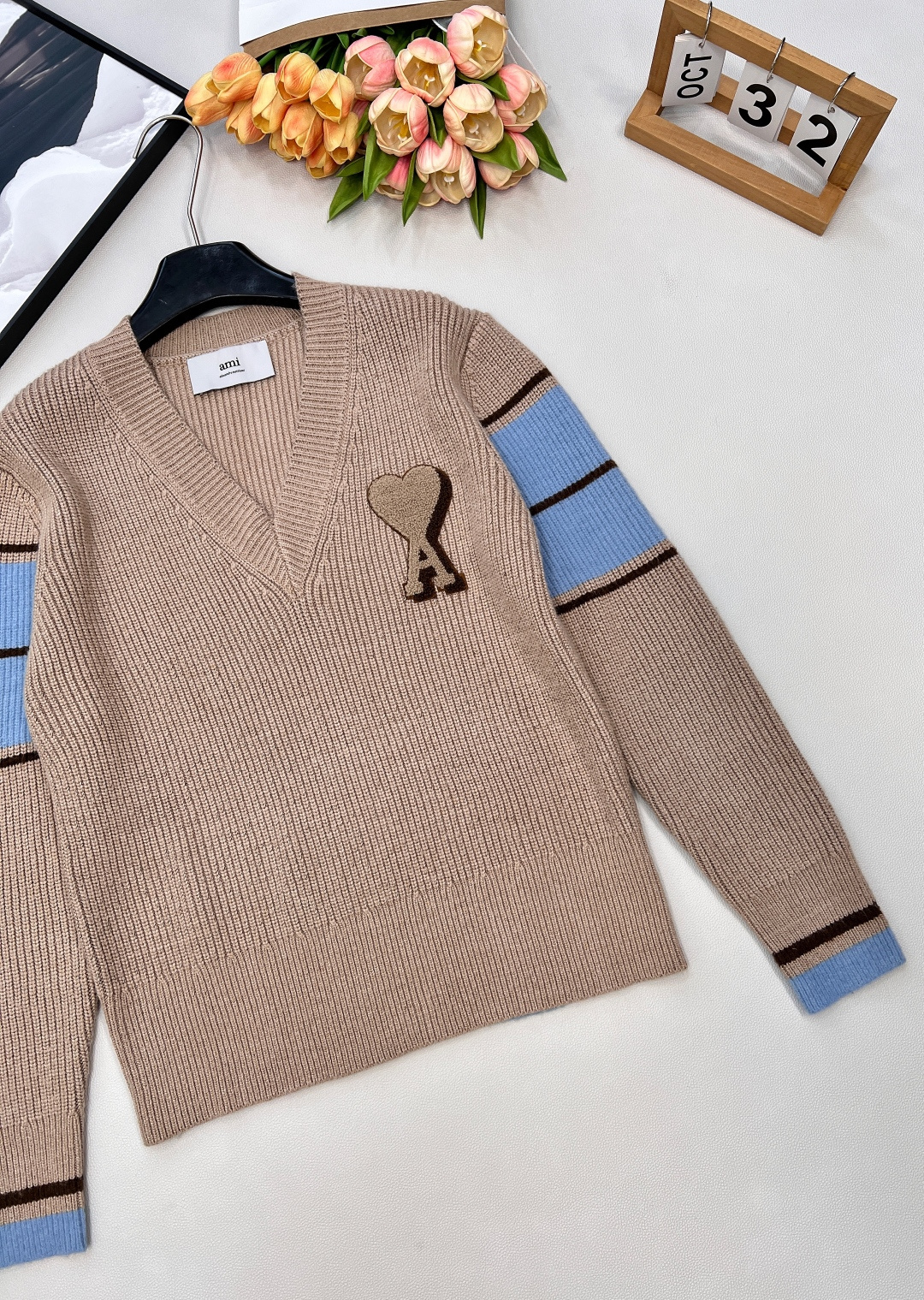 🆕 AMI 撞色爱心毛巾绣V领下摆拼色套头针织衫毛衣 秋冬氛围感学院风穿搭，只需要一件毛衣就足够，舒适度