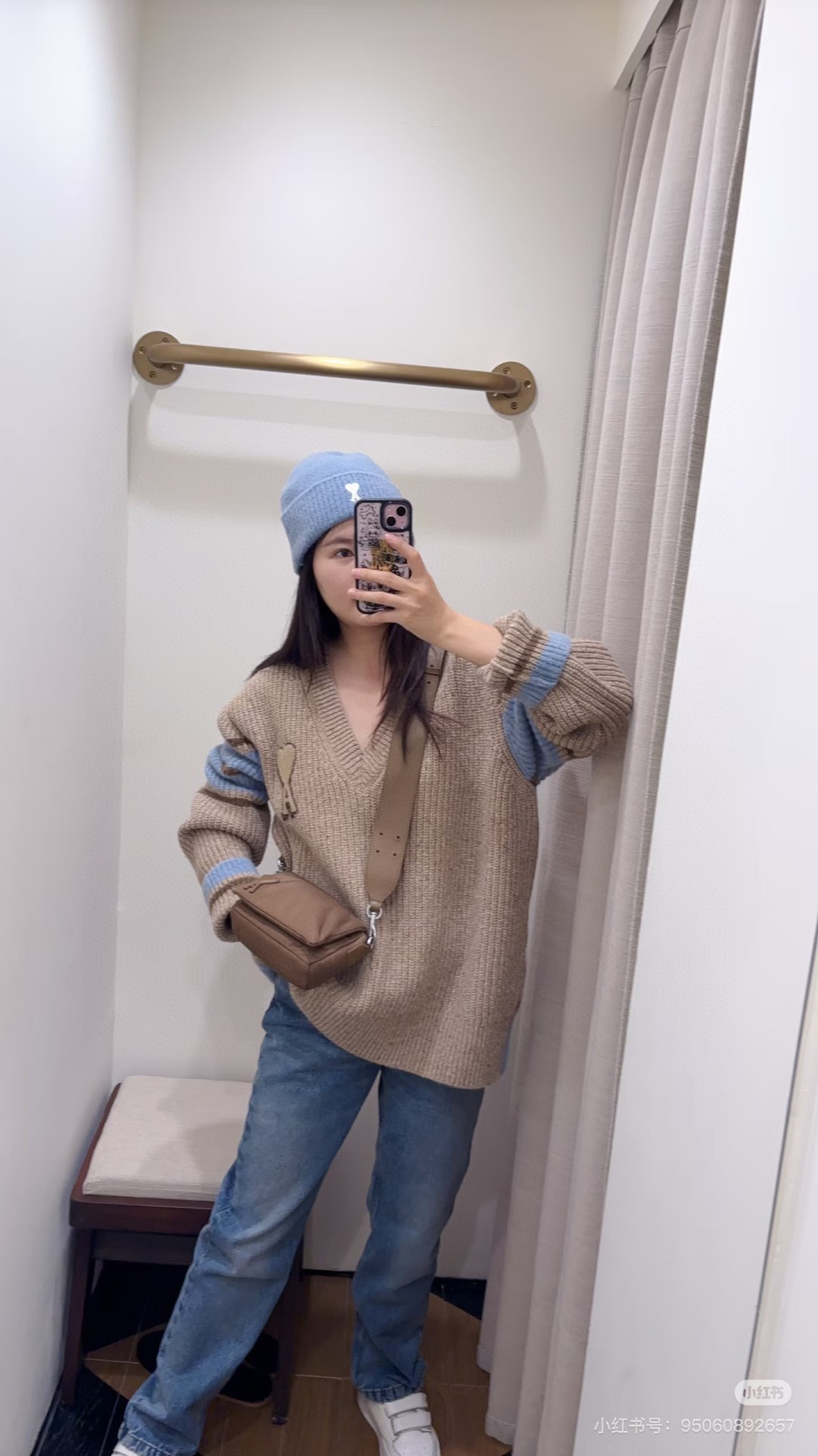 NO:570310,The light brown color comes with a gentle filter, and the clever color matching of the hem breaks the monotony and injects a touch of laziness and casualness,,alexander wang19860909浅咖色自带温柔滤镜,下摆的巧妙拼色,打破了单调,注入一丝慵懒随性,,alexander wang,Women's clothing