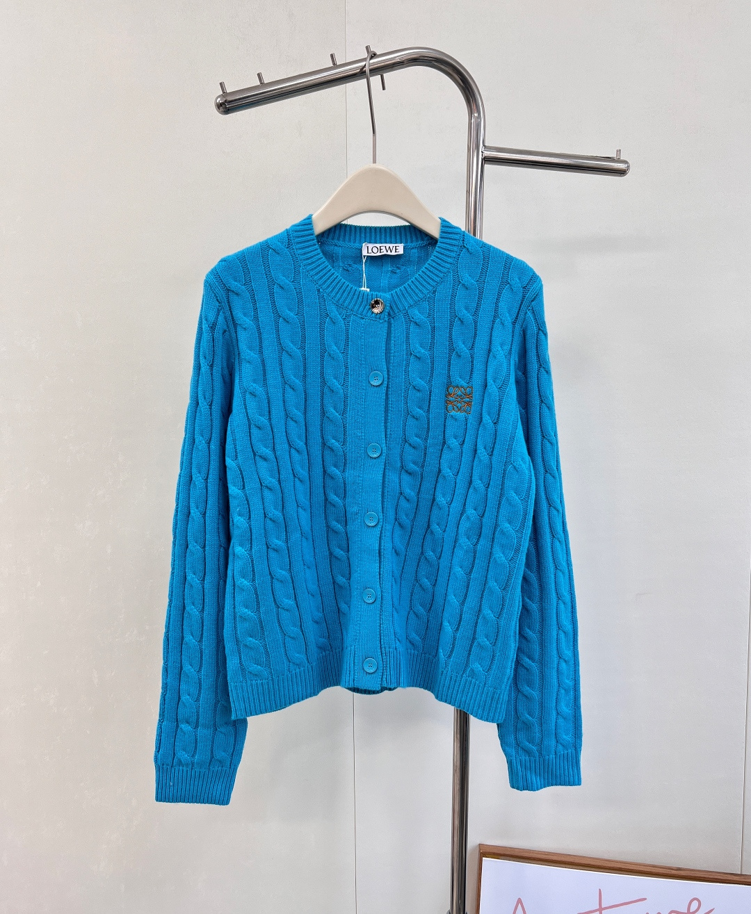 NO:570297,Loewe25Fw early autumn new style micro-label embroidered hemp pattern knitted cardigan丨exclusively developed by yb!  High quality production!  The classic twist texture is three-dimensionally presented on the knitted fabric. The brand logo embroidery on the chest is like an artistic embellishment against the lake blue body. The neat short cut is a secret weapon for optimizing body proportions. The inner suspender can be worn  Follow the French lazy style, layer a white T-shirt and instantly become an American retro style. Whether paired with high-waisted pants to create a smart aura, or paired with a skirt to create a sweet style, one piece can cover all the fashion possibilities in early autumn. Complete with three standards and two colors.  Size sml coding,,loewe,skirts,alexander wang19860909Loewe25Fw早秋新款微标刺绣麻花纹针织开衫丨独家yb开发！高版出品！经典麻花纹理在针织物上立体呈现,胸前的品牌徽标刺绣,在湖蓝色的衣身映衬下,宛如艺术点缀,利落的短款剪裁,是优化身材比例的秘密武器,内搭吊带可走法式慵懒风,叠穿白T又秒变美式复古咖,无论是配高腰裤打造干练气场,还是搭半裙演绎甜飒风格,一件就能承包早秋的N种时髦可能.三标齐全,两色出 尺码sml 编码,,loewe,skirts,alexander wang,Women's clothing