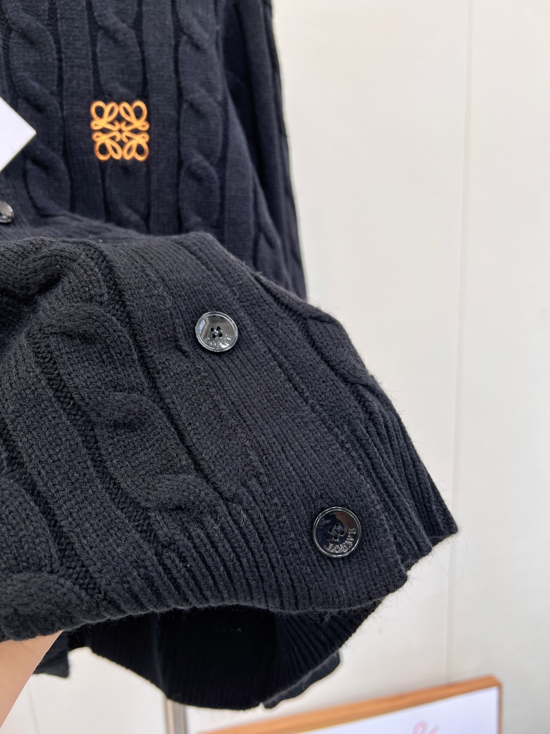 🆕Loewe25Fw早秋新款微标刺绣麻花纹针织开衫丨⚠独家yb开发！高版出品！经典麻花纹理在针织物上立体