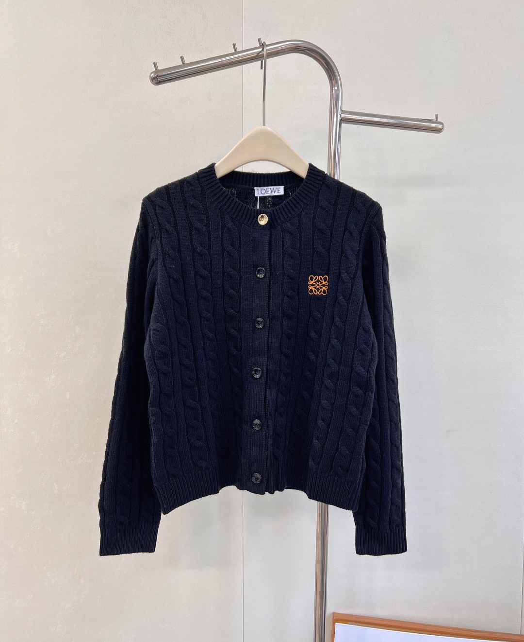 NO:570289,Loewe25Fw new early autumn micro-label embroidered hemp pattern knitted cardigan丨exclusively developed by yb!  High quality production!  The classic twist texture is three-dimensionally presented on the knitted fabric. The brand logo embroidery on the chest is like an artistic embellishment against the lake blue body. The neat short cut is a secret weapon for optimizing body proportions. The inner suspender can be worn  Follow the French lazy style, layer a white T-shirt and instantly become an American retro style. Whether paired with high-waisted pants to create a smart aura, or paired with a skirt to create a sweet style, one piece can cover all the fashion possibilities in early autumn. Complete with three standards and two colors.  Size sml coding,,loewe,skirts,alexander wang19860909Loewe25Fw早秋新款微标刺绣麻花纹针织开衫丨独家yb开发！高版出品！经典麻花纹理在针织物上立体呈现,胸前的品牌徽标刺绣,在湖蓝色的衣身映衬下,宛如艺术点缀,利落的短款剪裁,是优化身材比例的秘密武器,内搭吊带可走法式慵懒风,叠穿白T又秒变美式复古咖,无论是配高腰裤打造干练气场,还是搭半裙演绎甜飒风格,一件就能承包早秋的N种时髦可能.三标齐全,两色出 尺码sml 编码,,loewe,skirts,alexander wang,Women's clothing