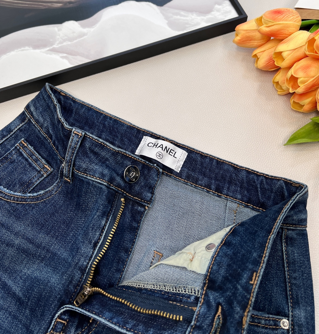 🆕CHANEL小香25SS秋冬新款后袋刺绣双c字母弹力直筒裤，采用棉弹牛仔面料，手感柔软 耐磨抗皱 ，薄