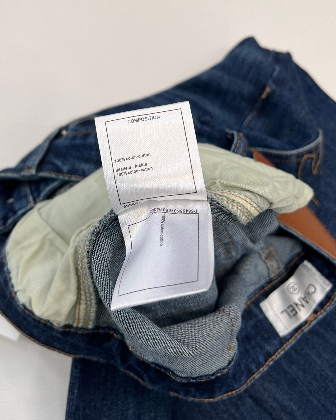 🆕CHANEL小香25SS秋冬新款后袋刺绣双c字母弹力直筒裤，采用棉弹牛仔面料，手感柔软 耐磨抗皱 ，薄