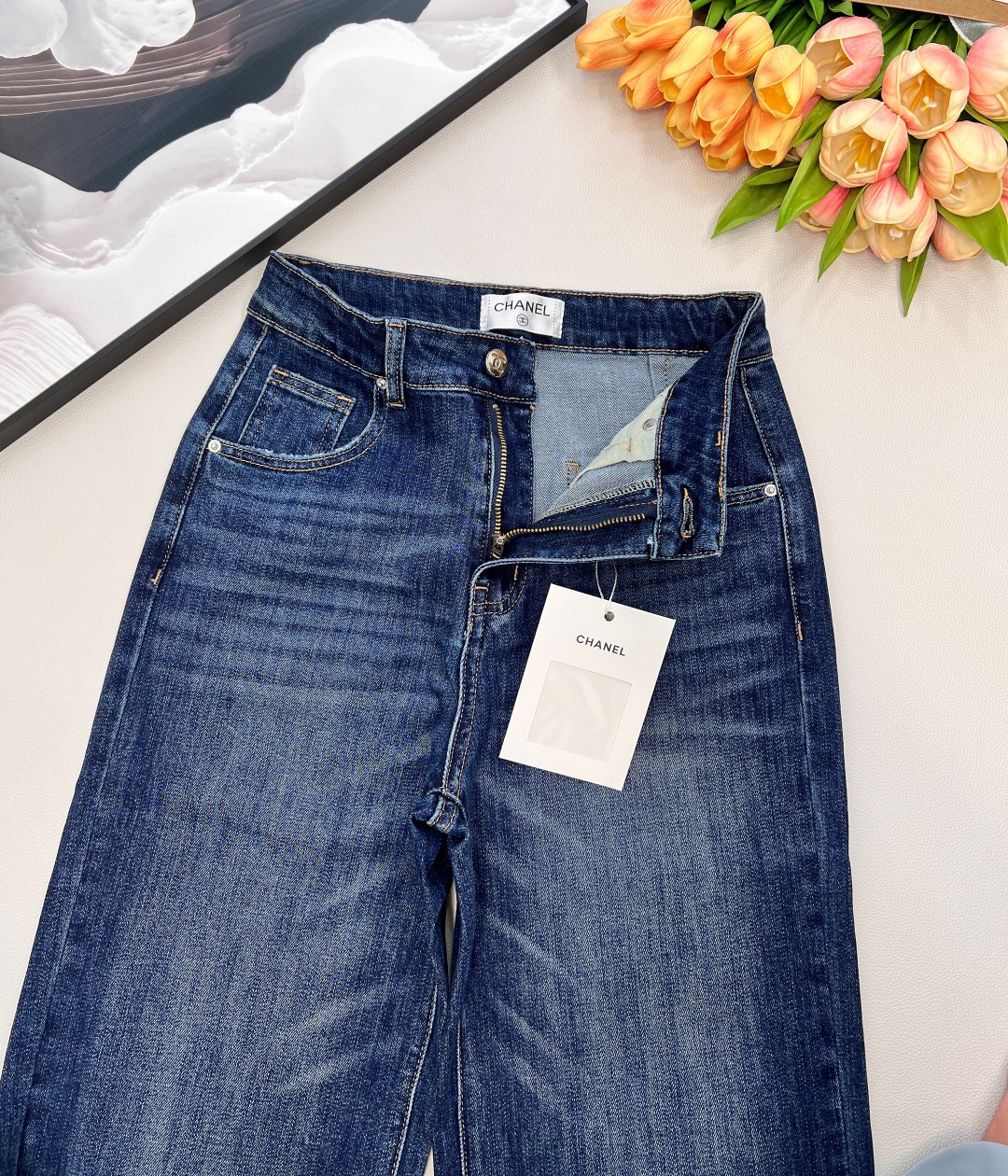 🆕CHANEL小香25SS秋冬新款后袋刺绣双c字母弹力直筒裤，采用棉弹牛仔面料，手感柔软 耐磨抗皱 ，薄