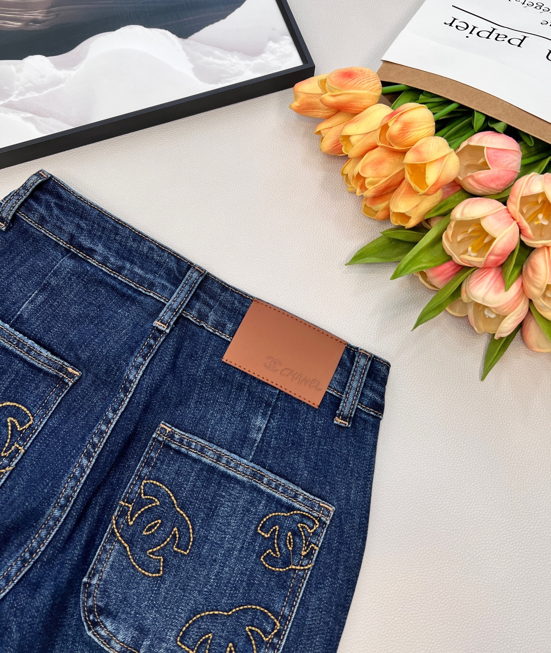 🆕CHANEL小香25SS秋冬新款后袋刺绣双c字母弹力直筒裤，采用棉弹牛仔面料，手感柔软 耐磨抗皱 ，薄