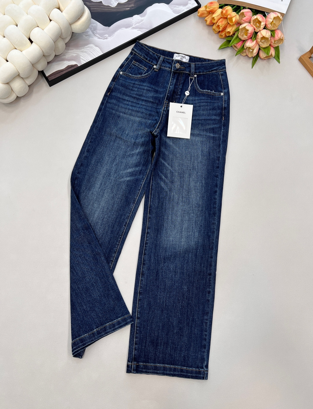 NO:570287,CHANEL Xiaoxiang 25SS new style autumn and winter stretch straight pants with double C letters embroidered on the back pocket, made of cotton elastic denim fabric, soft to the touch, wear-resistant and wrinkle-resistant, suitable for thin thickness, can be worn all year round, straight high-waisted version, embroidered letter design on the back pocket, fashionable tone online, the overall upper body is comfortable to wear, covering the crotch and slimming, complete with three standards, large shipments Size 34/36/38/40 Coding,,chanel,alexander  wang19860909CHANEL小香25SS秋冬新款后袋刺绣双c字母弹力直筒裤,采用棉弹牛仔面料,手感柔软 耐磨抗皱 ,薄厚度合适,一年四季都可以穿,直筒高腰版型,后袋刺绣字母设计,腔调时髦感在线,整体上身穿着舒适 遮胯显瘦 ,三标齐全,大货出 尺码34/36/38/40 编码,,chanel,alexander wang,Women's clothing