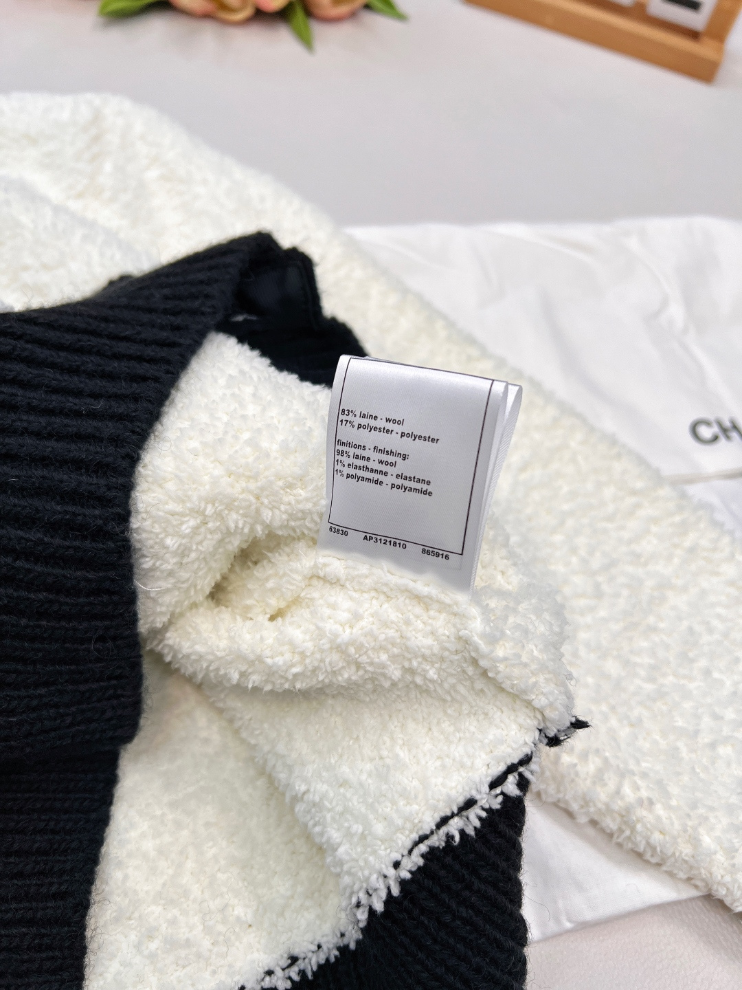 🆕Chanel2025新款黑白撞色口袋针织开衫，定制1:1的YB羊毛纱线织造，质感光泽，柔软亲肤，圆领针