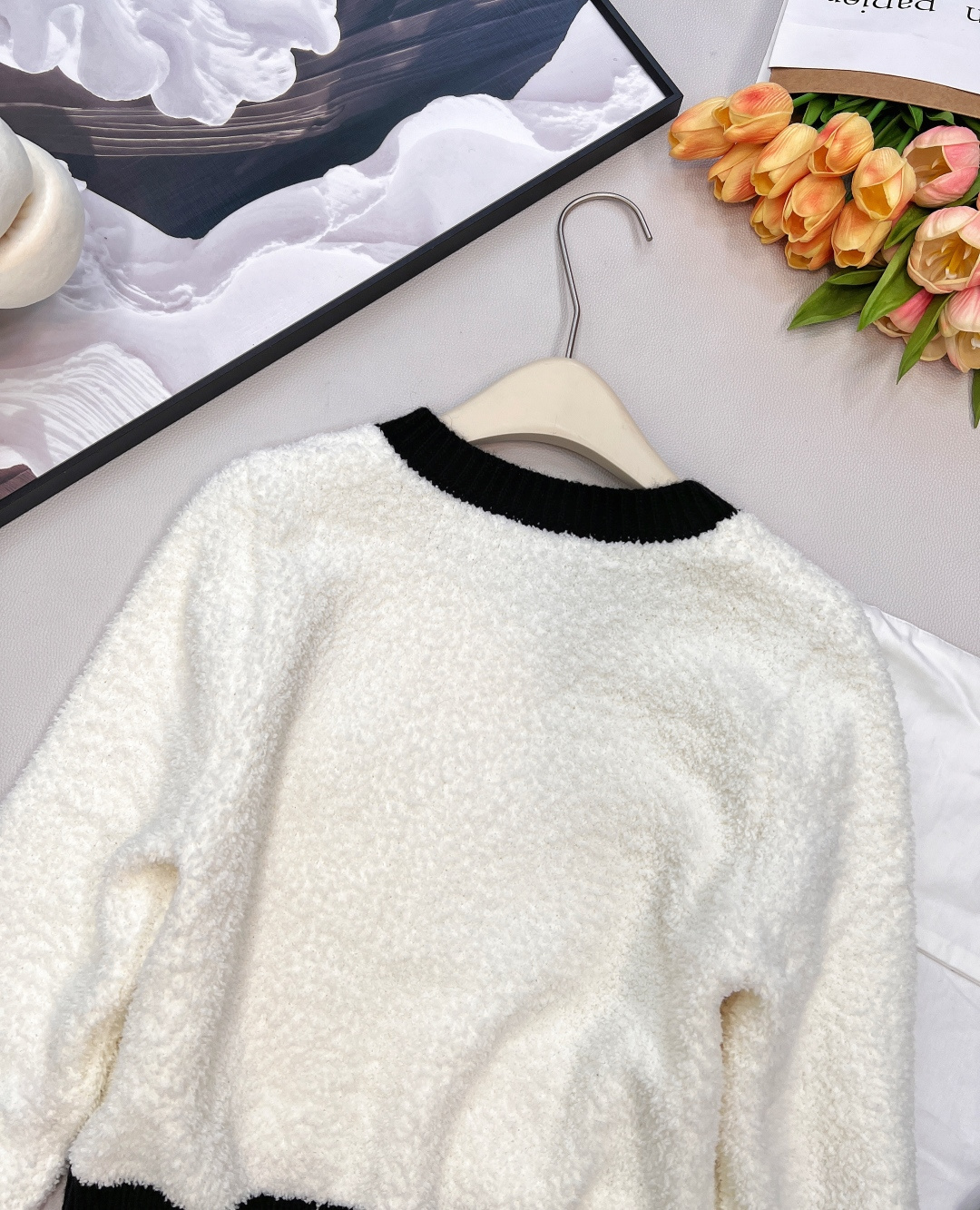 🆕Chanel2025新款黑白撞色口袋针织开衫，定制1:1的YB羊毛纱线织造，质感光泽，柔软亲肤，圆领针