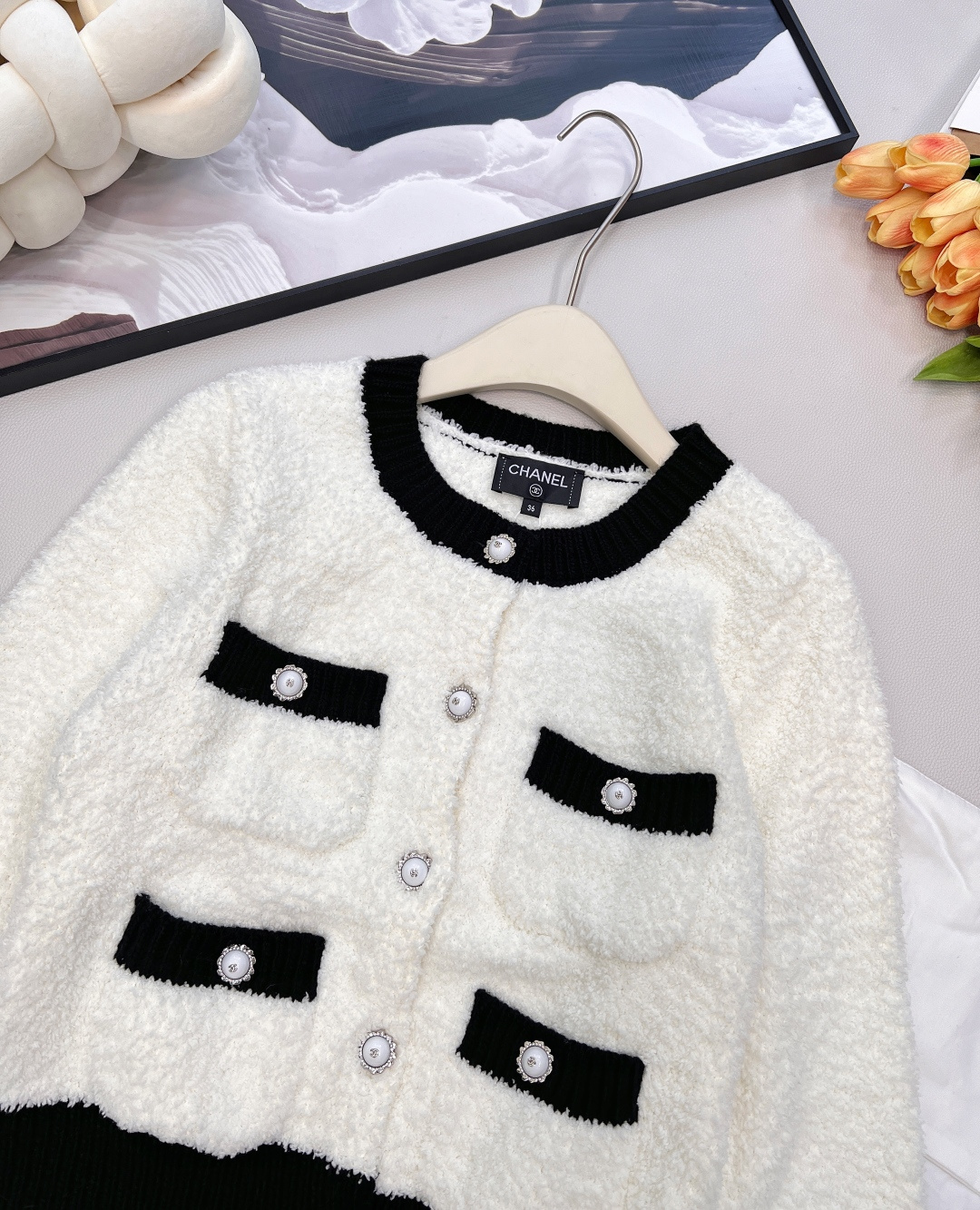 🆕Chanel2025新款黑白撞色口袋针织开衫，定制1:1的YB羊毛纱线织造，质感光泽，柔软亲肤，圆领针