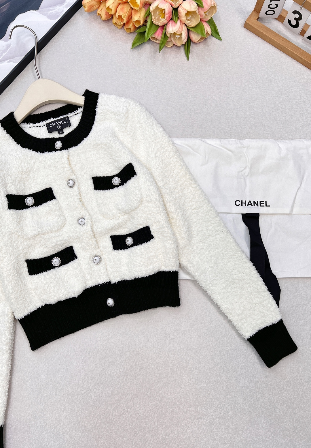 🆕Chanel2025新款黑白撞色口袋针织开衫，定制1:1的YB羊毛纱线织造，质感光泽，柔软亲肤，圆领针