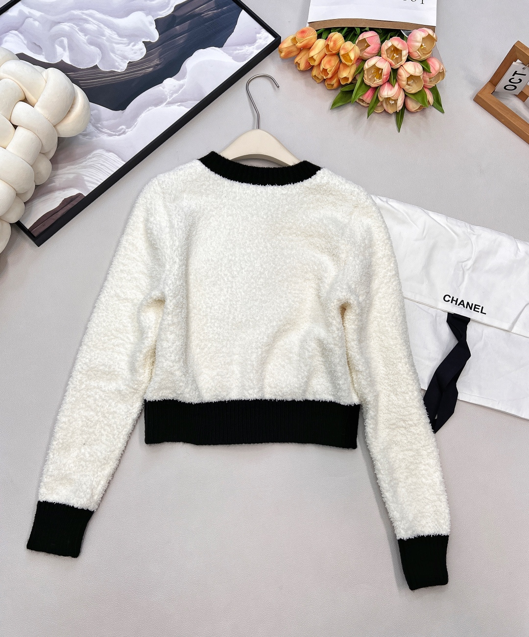 🆕Chanel2025新款黑白撞色口袋针织开衫，定制1:1的YB羊毛纱线织造，质感光泽，柔软亲肤，圆领针