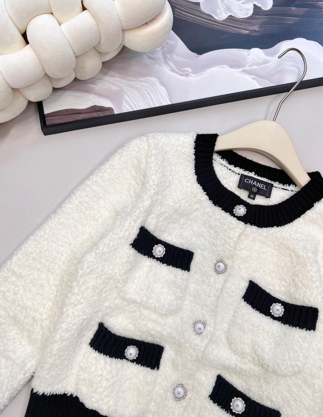 🆕Chanel2025新款黑白撞色口袋针织开衫，定制1:1的YB羊毛纱线织造，质感光泽，柔软亲肤，圆领针