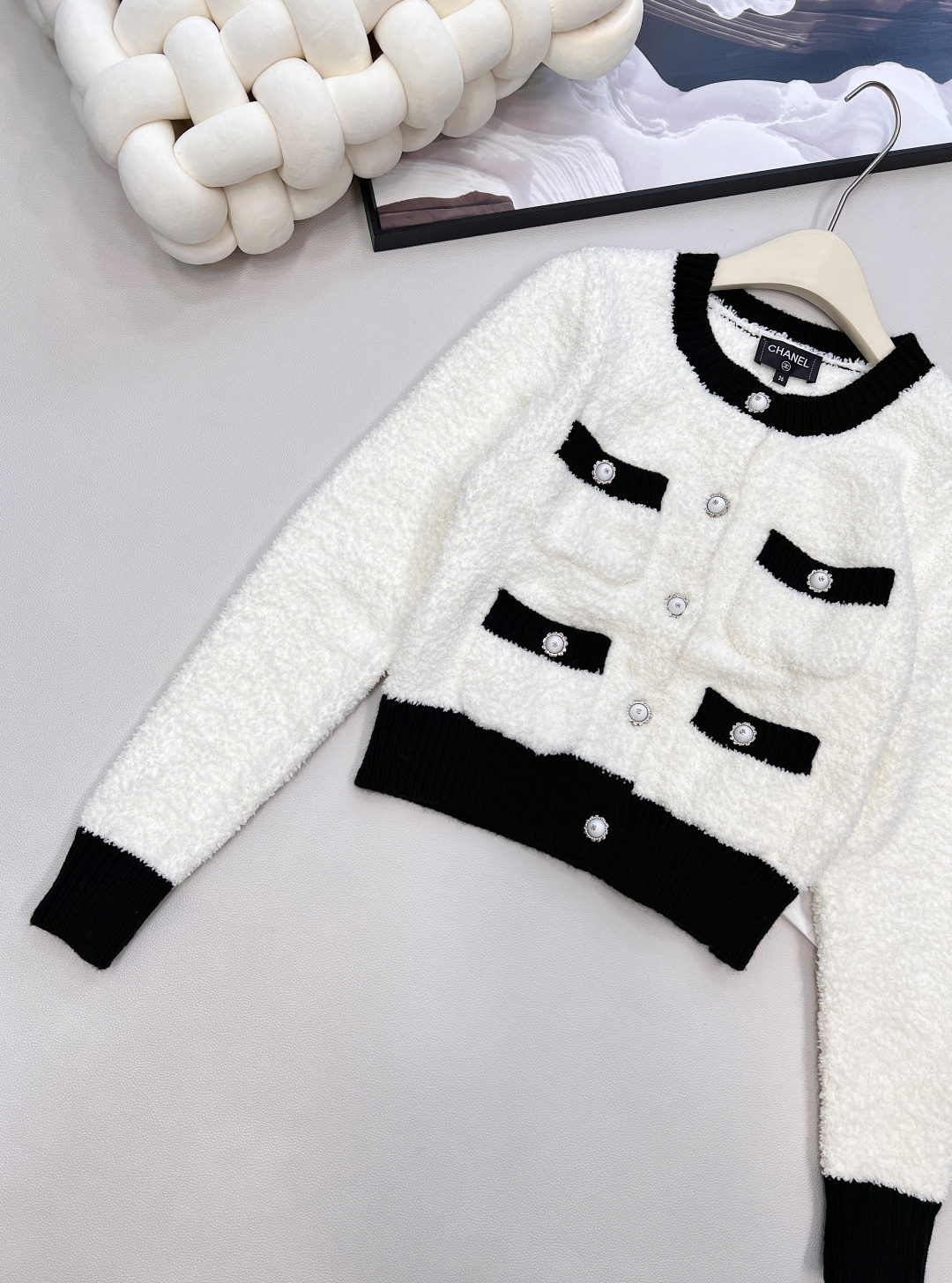 🆕Chanel2025新款黑白撞色口袋针织开衫，定制1:1的YB羊毛纱线织造，质感光泽，柔软亲肤，圆领针