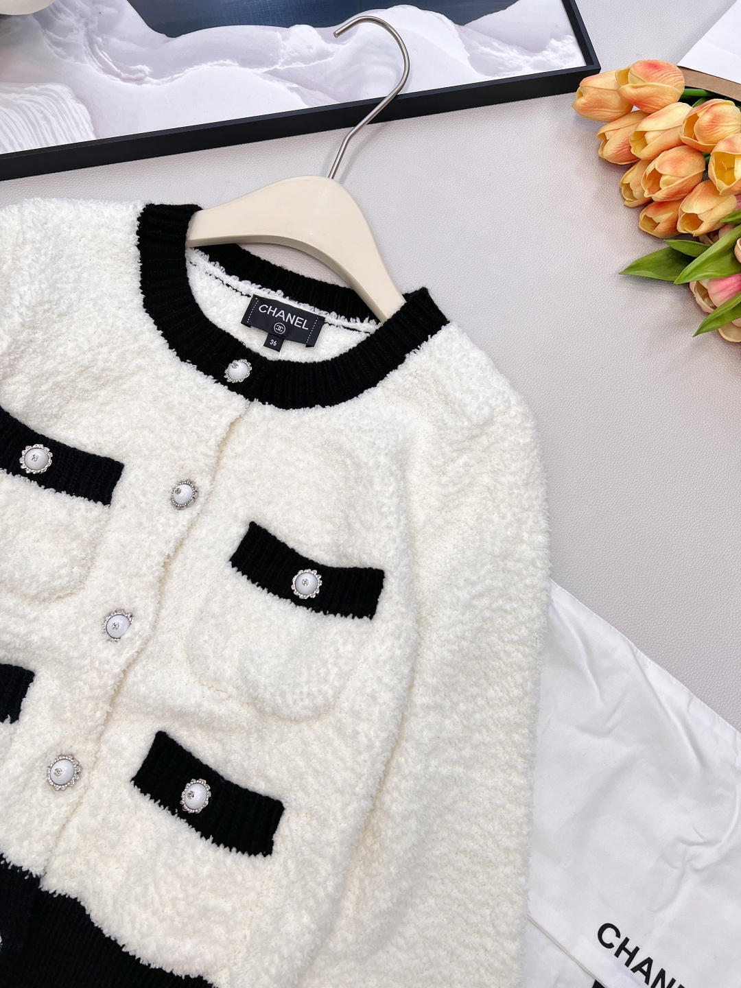 🆕Chanel2025新款黑白撞色口袋针织开衫，定制1:1的YB羊毛纱线织造，质感光泽，柔软亲肤，圆领针