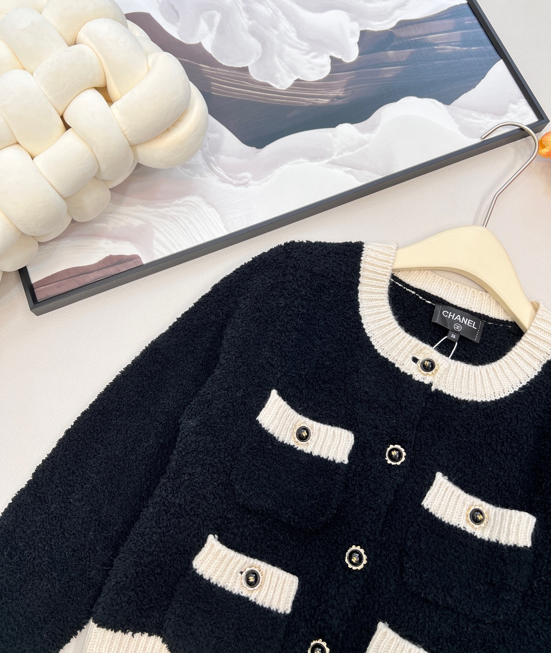 🆕Chanel2025新款黑白撞色口袋针织开衫，定制1:1的YB羊毛纱线织造，质感光泽，柔软亲肤，圆领针