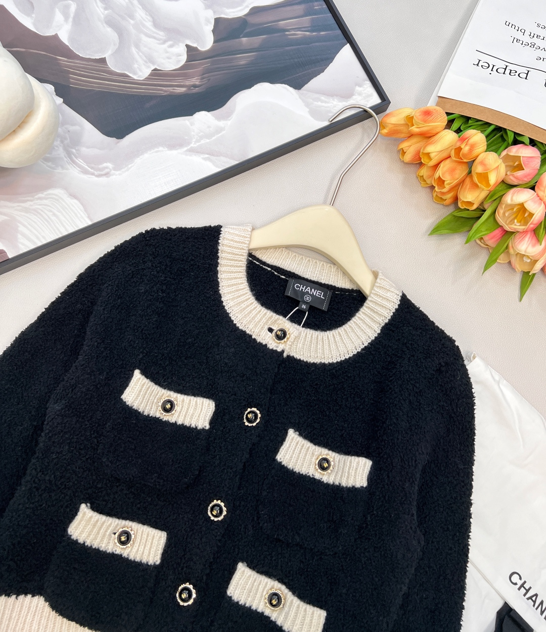 🆕Chanel2025新款黑白撞色口袋针织开衫，定制1:1的YB羊毛纱线织造，质感光泽，柔软亲肤，圆领针