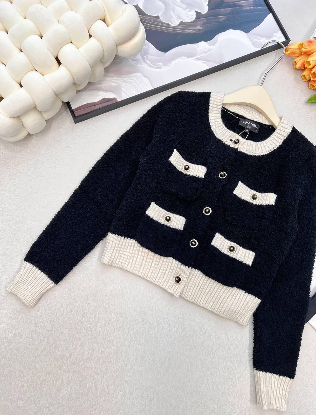 🆕Chanel2025新款黑白撞色口袋针织开衫，定制1:1的YB羊毛纱线织造，质感光泽，柔软亲肤，圆领针