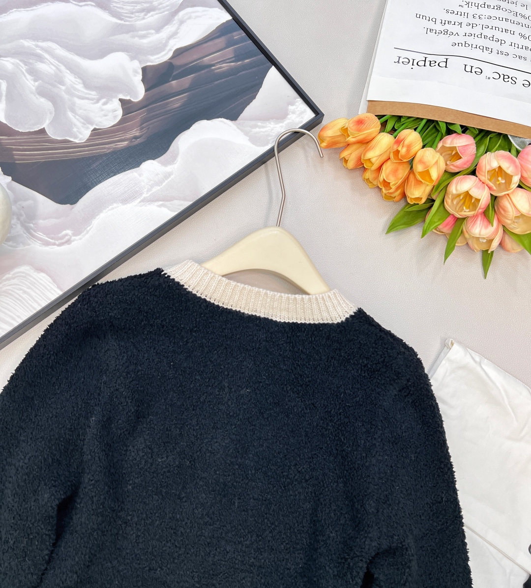 🆕Chanel2025新款黑白撞色口袋针织开衫，定制1:1的YB羊毛纱线织造，质感光泽，柔软亲肤，圆领针