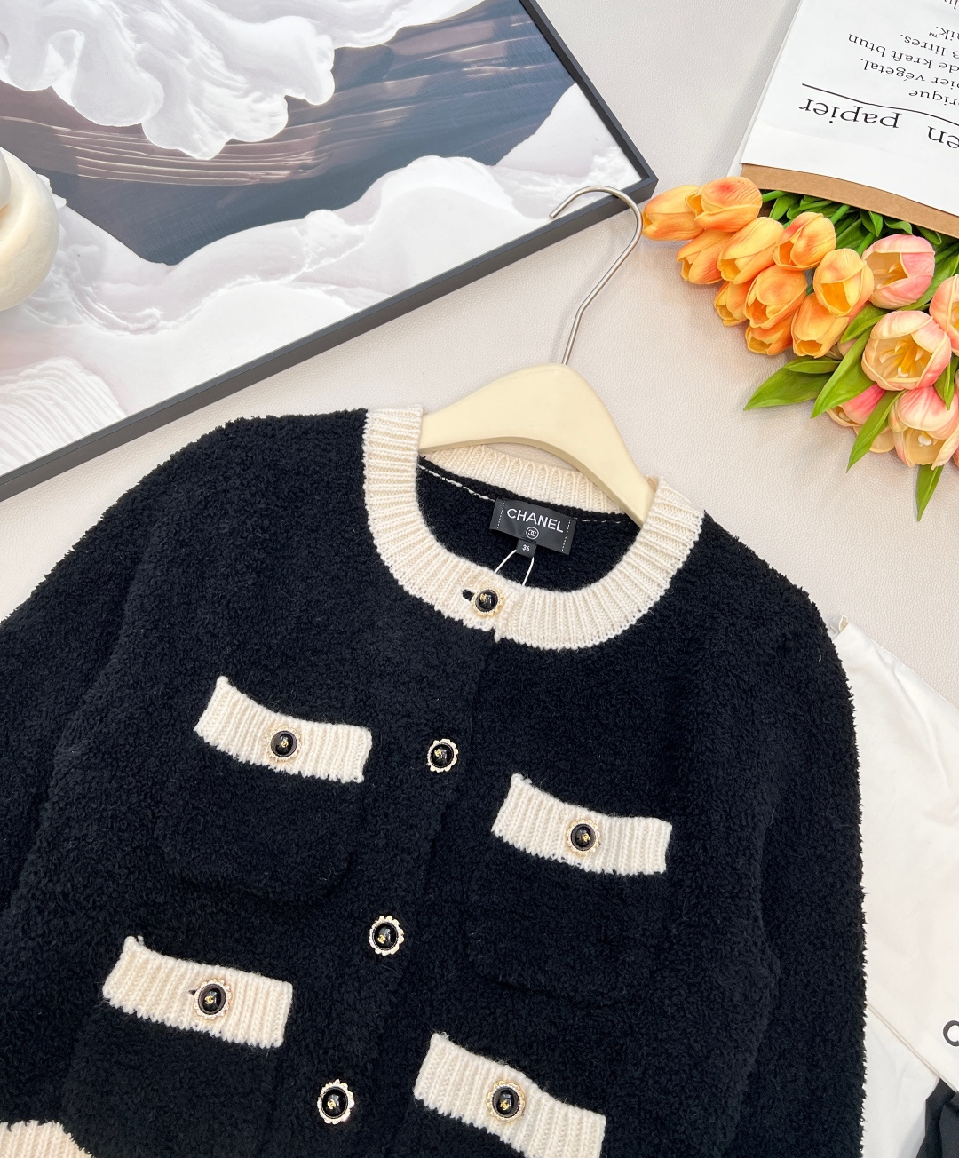 🆕Chanel2025新款黑白撞色口袋针织开衫，定制1:1的YB羊毛纱线织造，质感光泽，柔软亲肤，圆领针