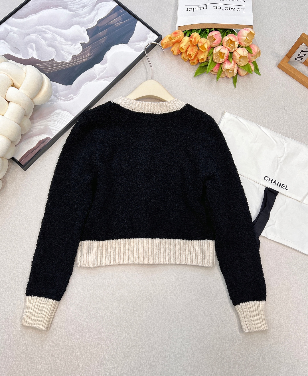 🆕Chanel2025新款黑白撞色口袋针织开衫，定制1:1的YB羊毛纱线织造，质感光泽，柔软亲肤，圆领针