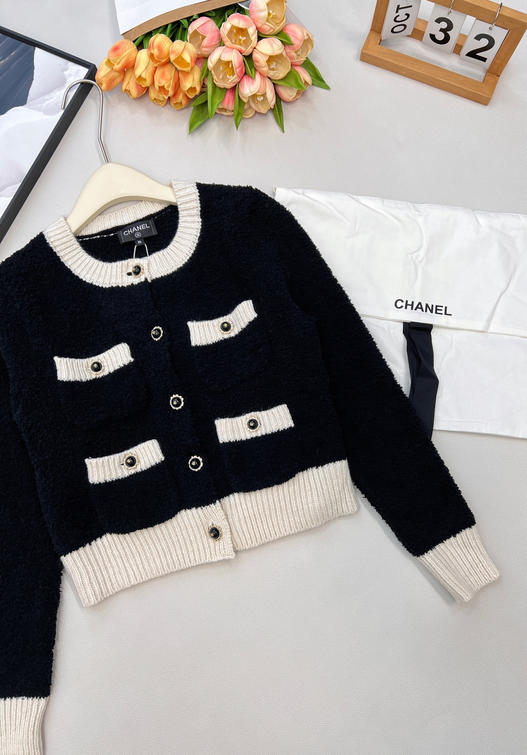 🆕Chanel2025新款黑白撞色口袋针织开衫，定制1:1的YB羊毛纱线织造，质感光泽，柔软亲肤，圆领针