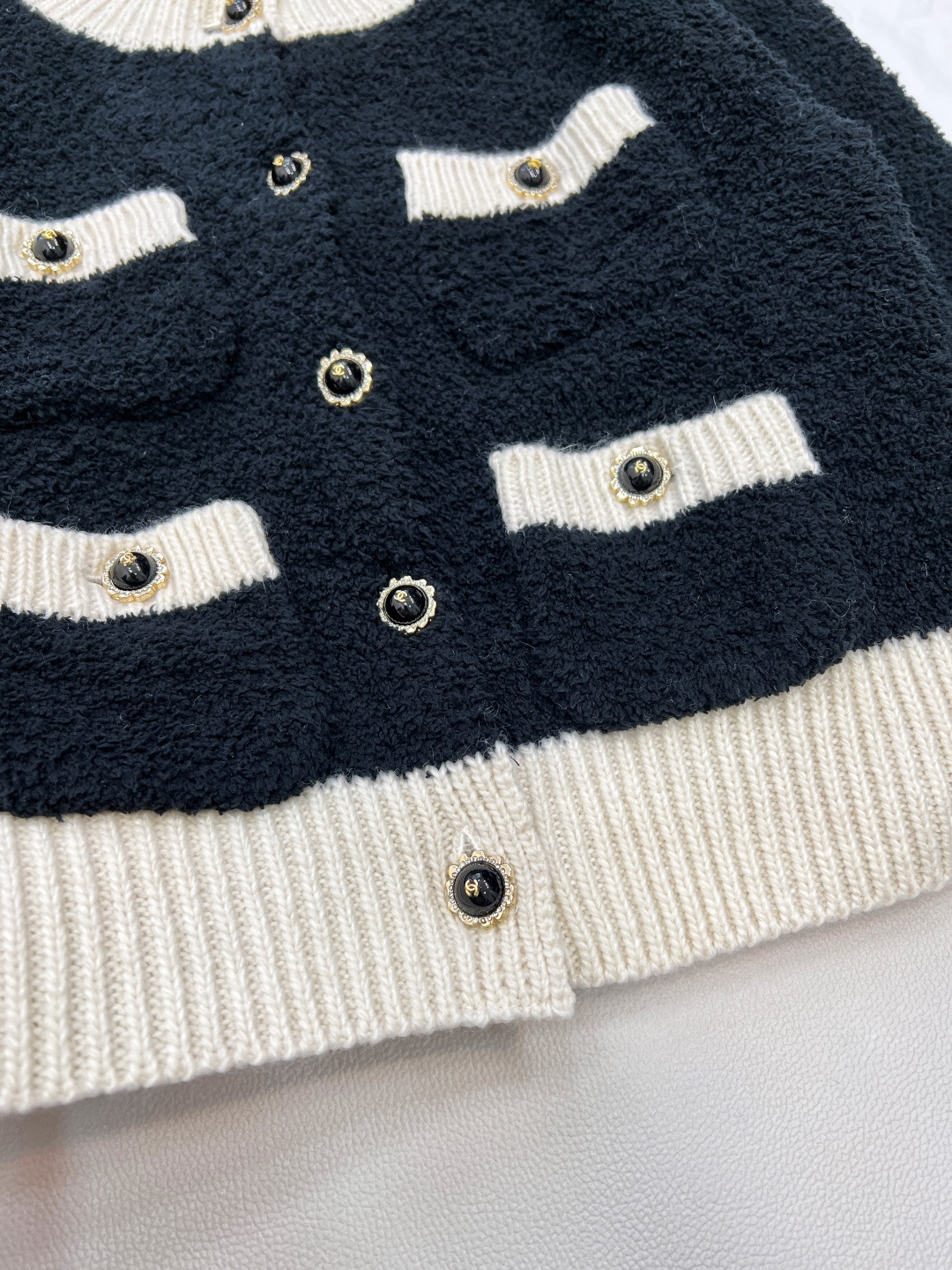 🆕Chanel2025新款黑白撞色口袋针织开衫，定制1:1的YB羊毛纱线织造，质感光泽，柔软亲肤，圆领针