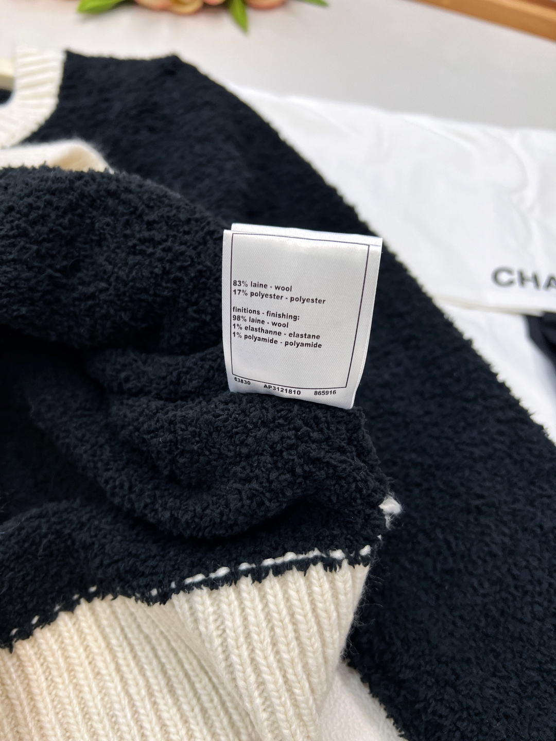 🆕Chanel2025新款黑白撞色口袋针织开衫，定制1:1的YB羊毛纱线织造，质感光泽，柔软亲肤，圆领针