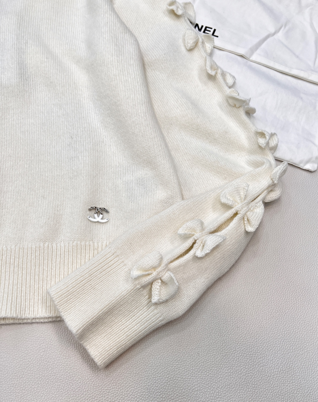 🆕Chanel2025新款袖子蝴蝶结针织上衣，定制YB羊绒纱线织造 质感光泽 柔软亲肤 长袖针织上衣版型