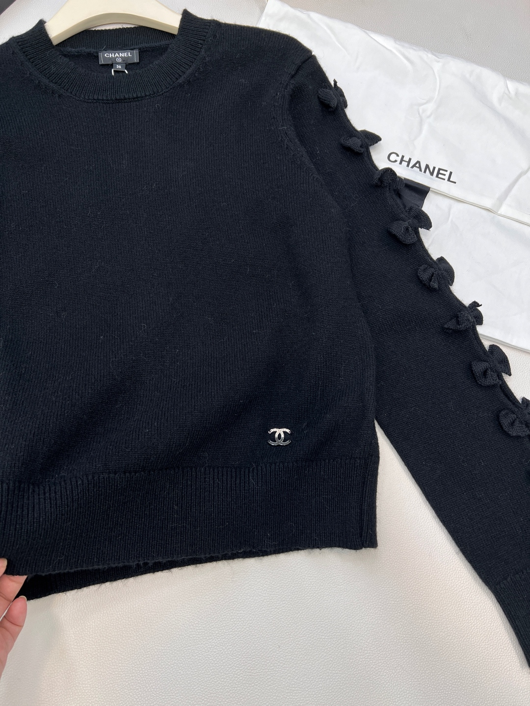 🆕Chanel2025新款袖子蝴蝶结针织上衣，定制YB羊绒纱线织造 质感光泽 柔软亲肤 长袖针织上衣版型