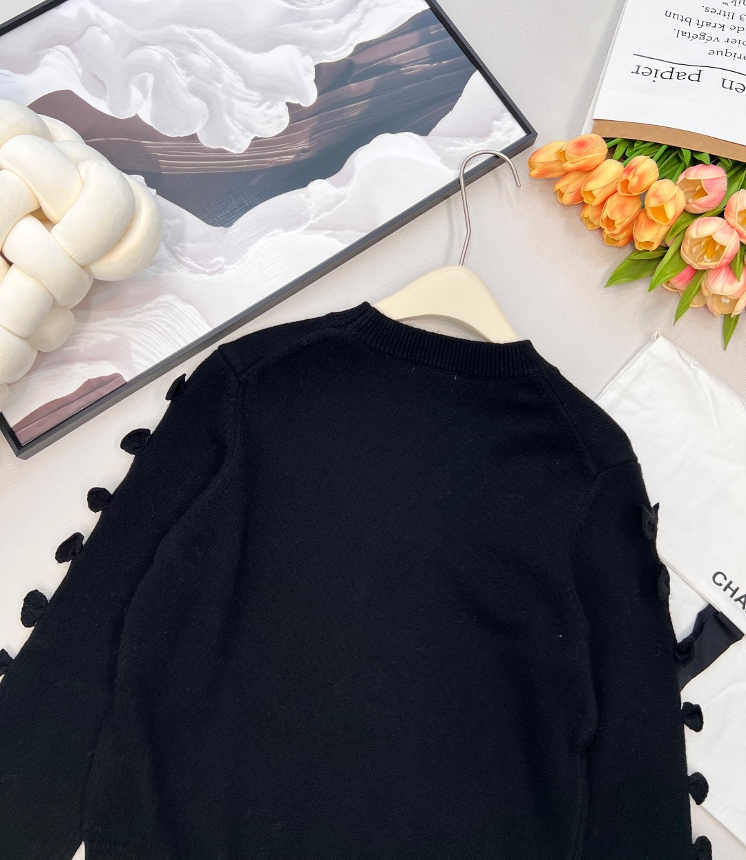 🆕Chanel2025新款袖子蝴蝶结针织上衣，定制YB羊绒纱线织造 质感光泽 柔软亲肤 长袖针织上衣版型