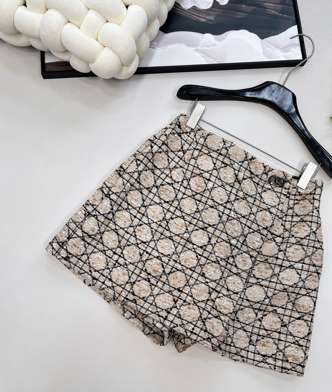 🆕 DIOR 25早春系列戴妃藤格纹粗花呢裤裙——经典重塑，优雅进阶—— 🌊 灵感定格 · 法式浪漫邂逅