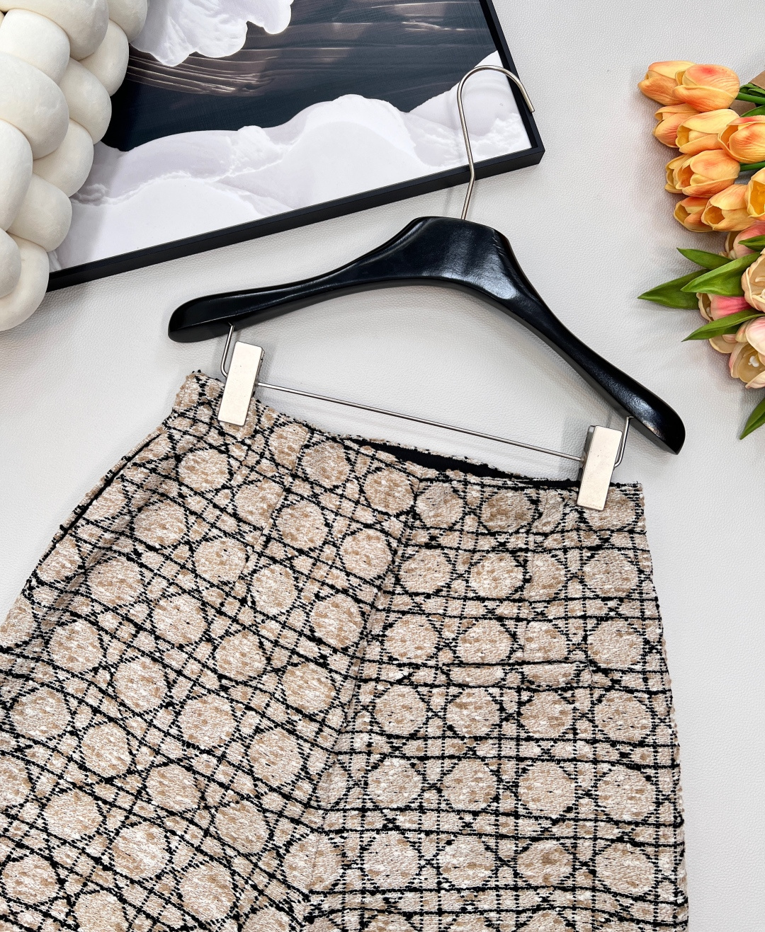 🆕 DIOR 25早春系列戴妃藤格纹粗花呢裤裙——经典重塑，优雅进阶—— 🌊 灵感定格 · 法式浪漫邂逅