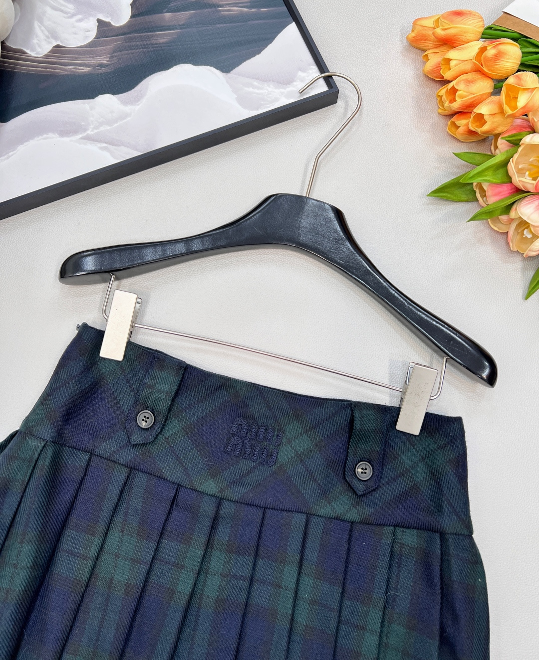 🆕 MIUMIU 格纹羊毛混纺A字短百褶半裙，这次的ootd是格子绿 让学院气息更有氛围感🍃立体字母徽标