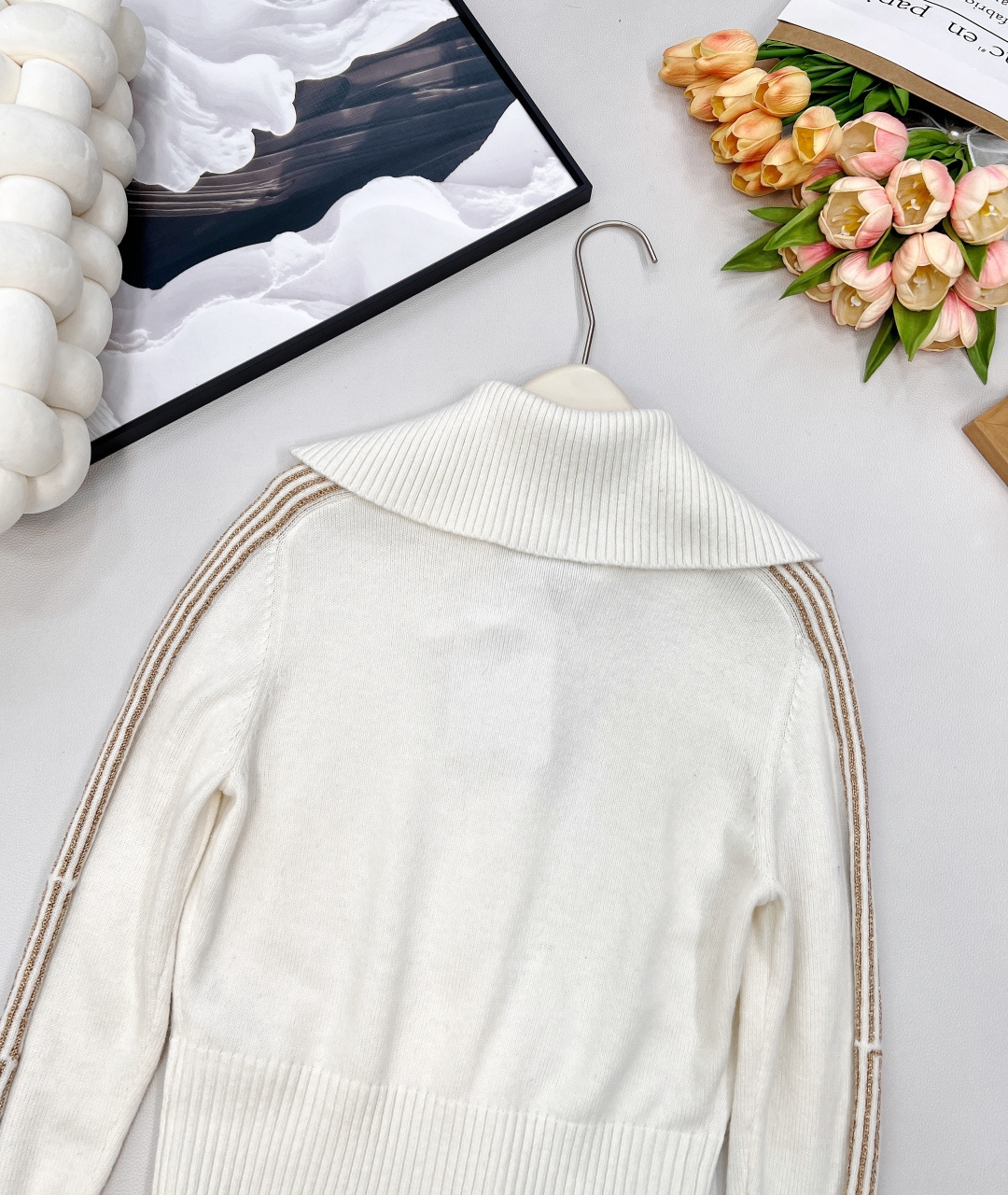 🆕Dior 25早秋新款系列✂️针织开衫！ 很减龄哦 这款属于很舒服很百搭的那种！宝们可以叠穿外套也可以