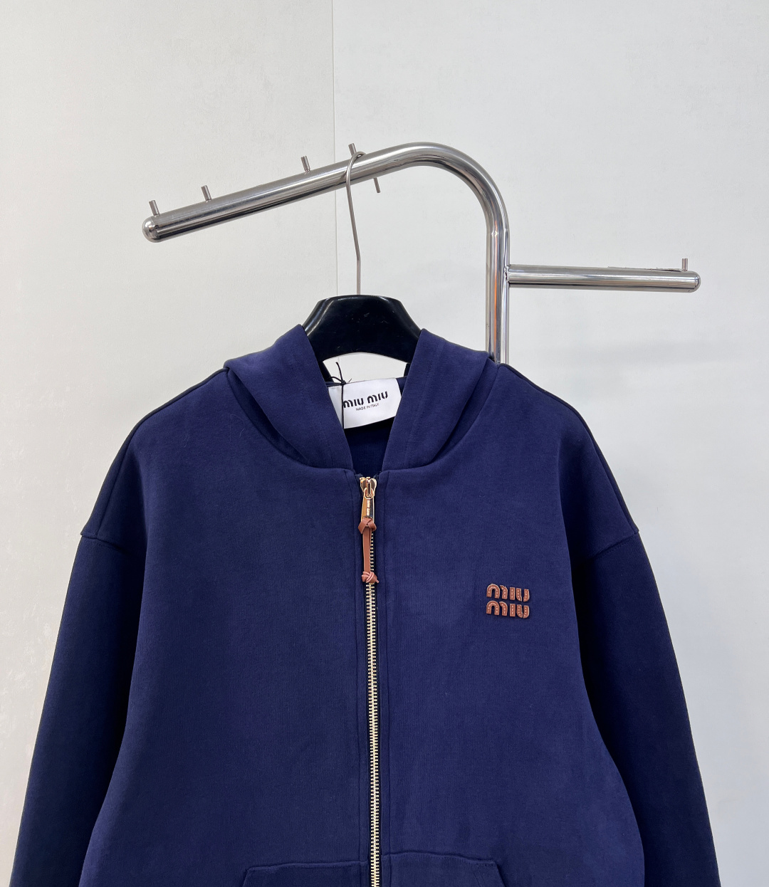 🆕 MIUMIU 字母皮标拉链连帽卫衣外套开模的高质感logo拉链开合，版型上身绝绝子！简约的宝蓝色轮廓