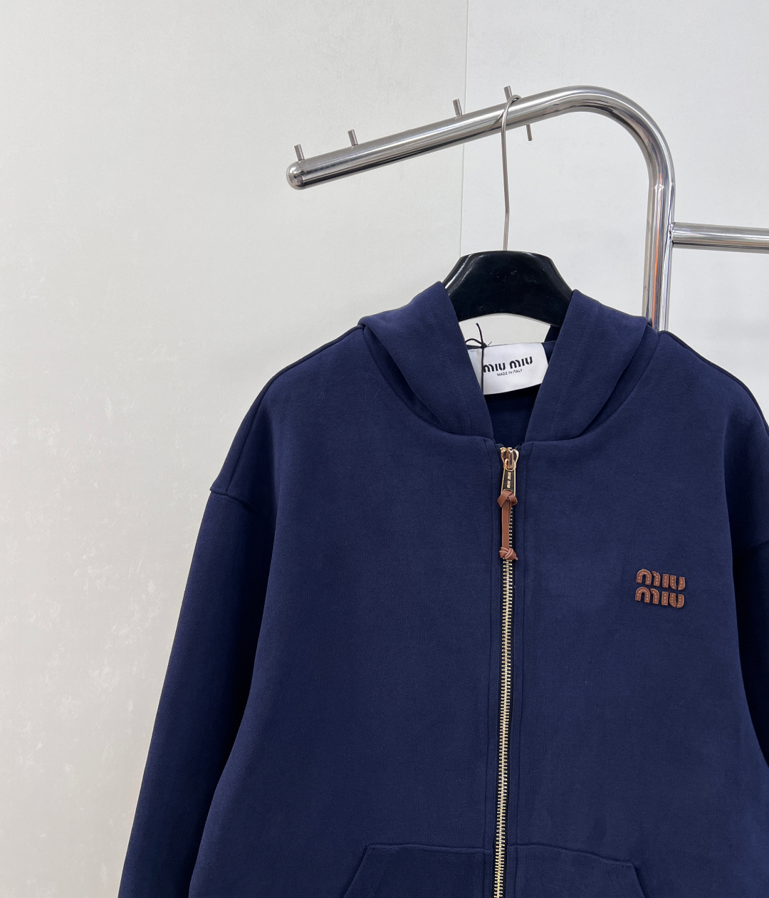 🆕 MIUMIU 字母皮标拉链连帽卫衣外套开模的高质感logo拉链开合，版型上身绝绝子！简约的宝蓝色轮廓