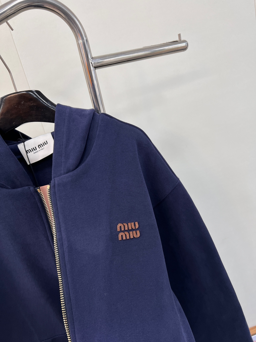 🆕 MIUMIU 字母皮标拉链连帽卫衣外套开模的高质感logo拉链开合，版型上身绝绝子！简约的宝蓝色轮廓