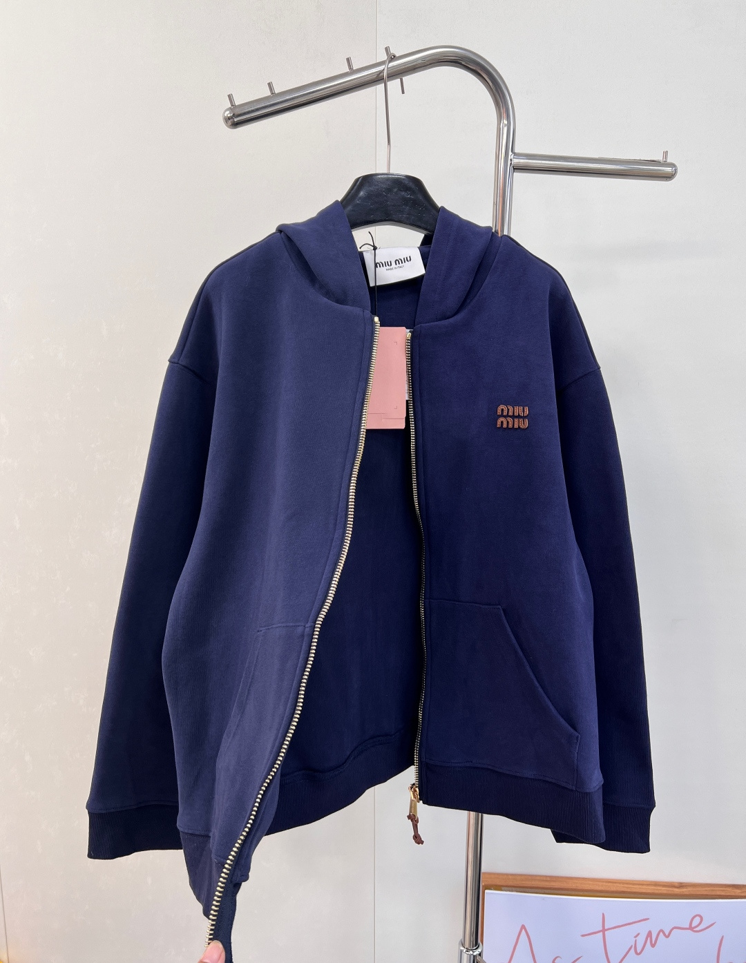 🆕 MIUMIU 字母皮标拉链连帽卫衣外套开模的高质感logo拉链开合，版型上身绝绝子！简约的宝蓝色轮廓