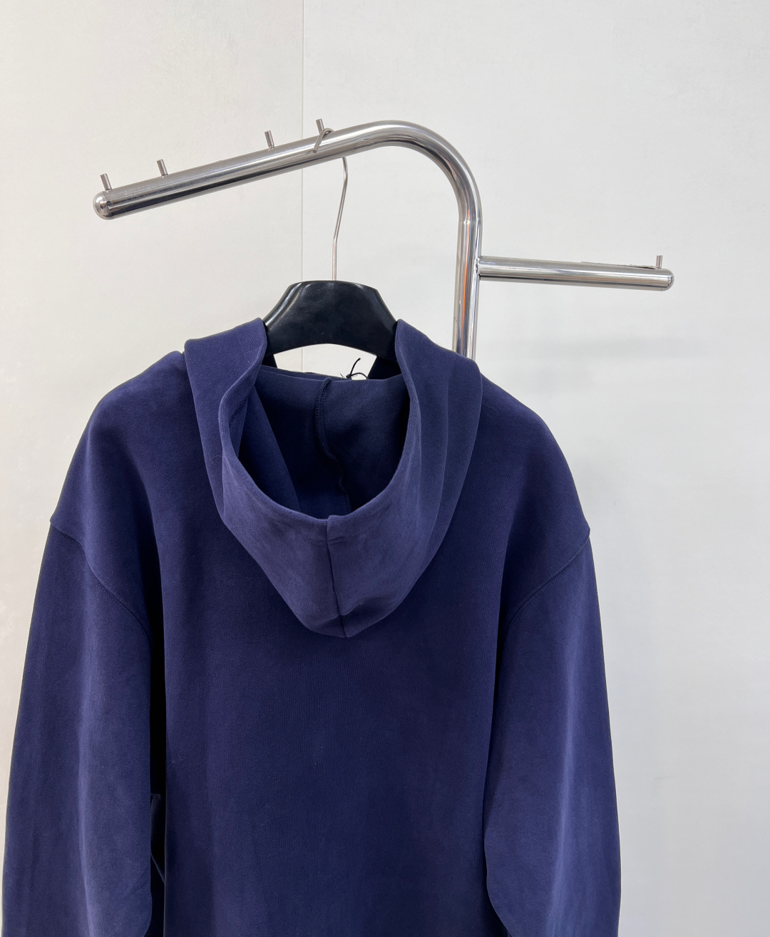 🆕 MIUMIU 字母皮标拉链连帽卫衣外套开模的高质感logo拉链开合，版型上身绝绝子！简约的宝蓝色轮廓