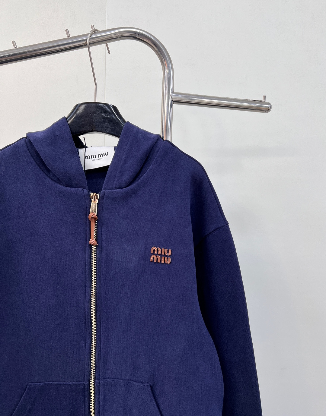 🆕 MIUMIU 字母皮标拉链连帽卫衣外套开模的高质感logo拉链开合，版型上身绝绝子！简约的宝蓝色轮廓