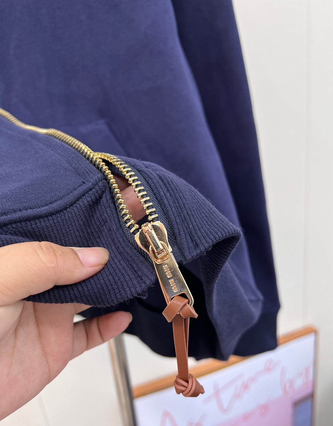 🆕 MIUMIU 字母皮标拉链连帽卫衣外套开模的高质感logo拉链开合，版型上身绝绝子！简约的宝蓝色轮廓