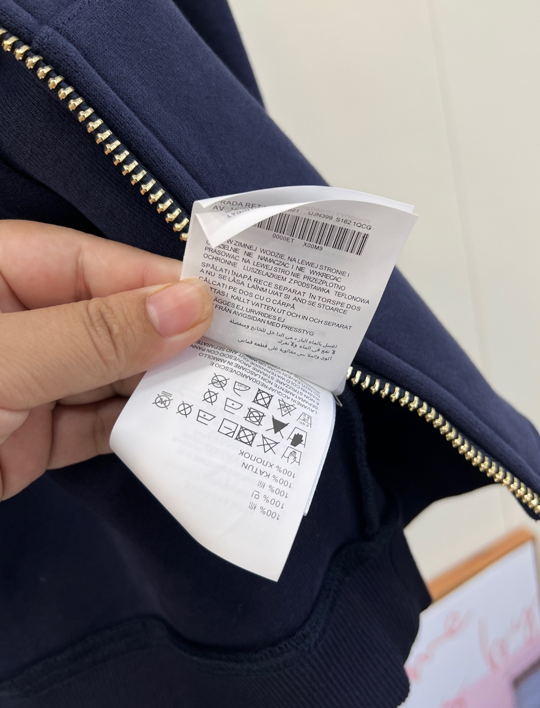 🆕 MIUMIU 字母皮标拉链连帽卫衣外套开模的高质感logo拉链开合，版型上身绝绝子！简约的宝蓝色轮廓