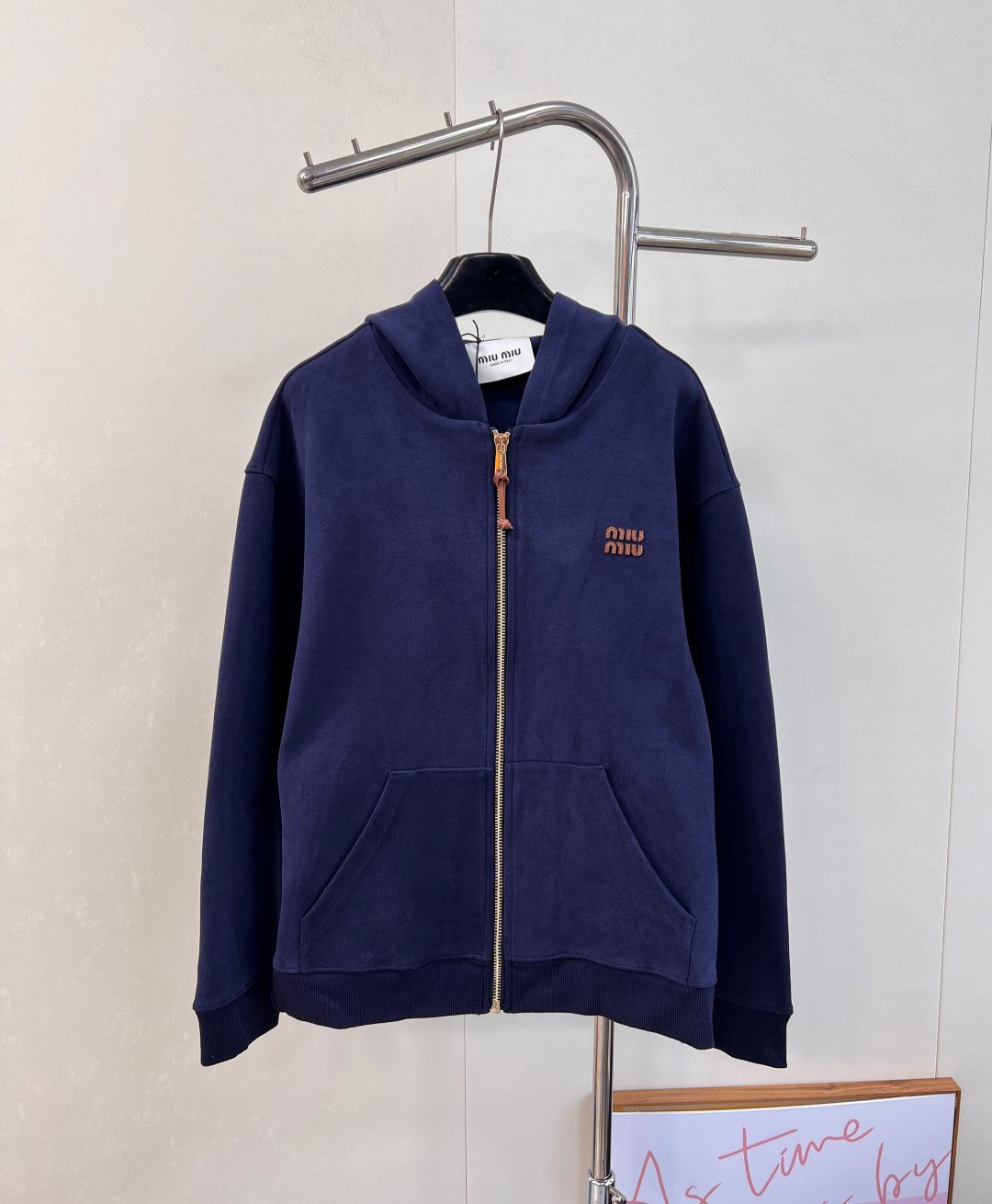 🆕 MIUMIU 字母皮标拉链连帽卫衣外套开模的高质感logo拉链开合，版型上身绝绝子！简约的宝蓝色轮廓