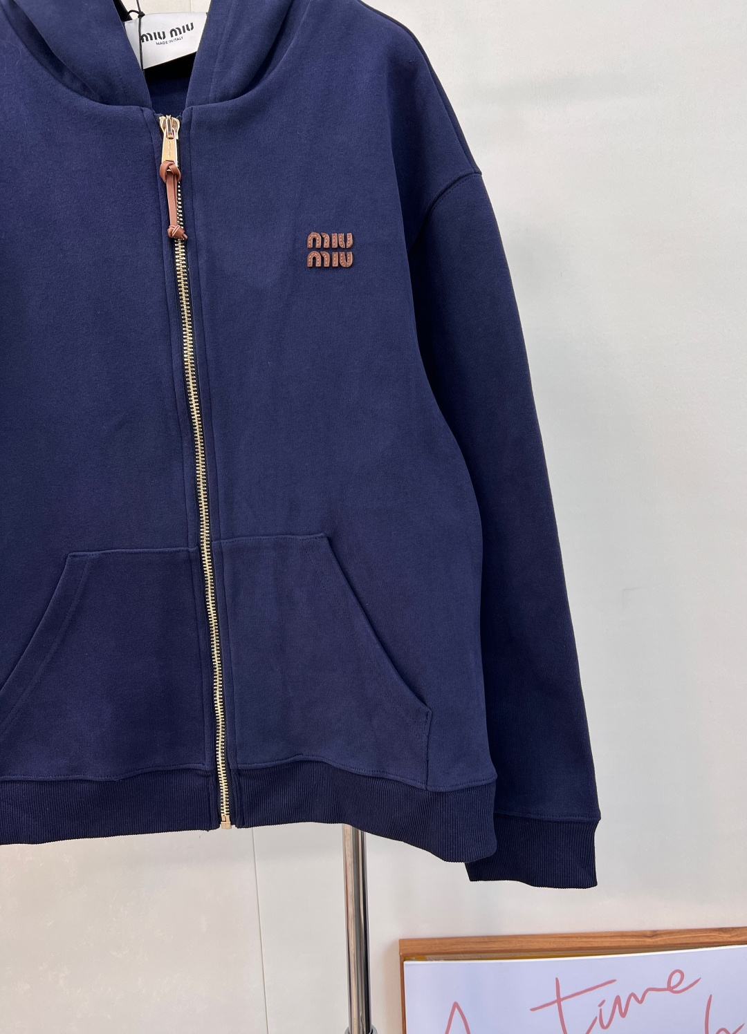 🆕 MIUMIU 字母皮标拉链连帽卫衣外套开模的高质感logo拉链开合，版型上身绝绝子！简约的宝蓝色轮廓