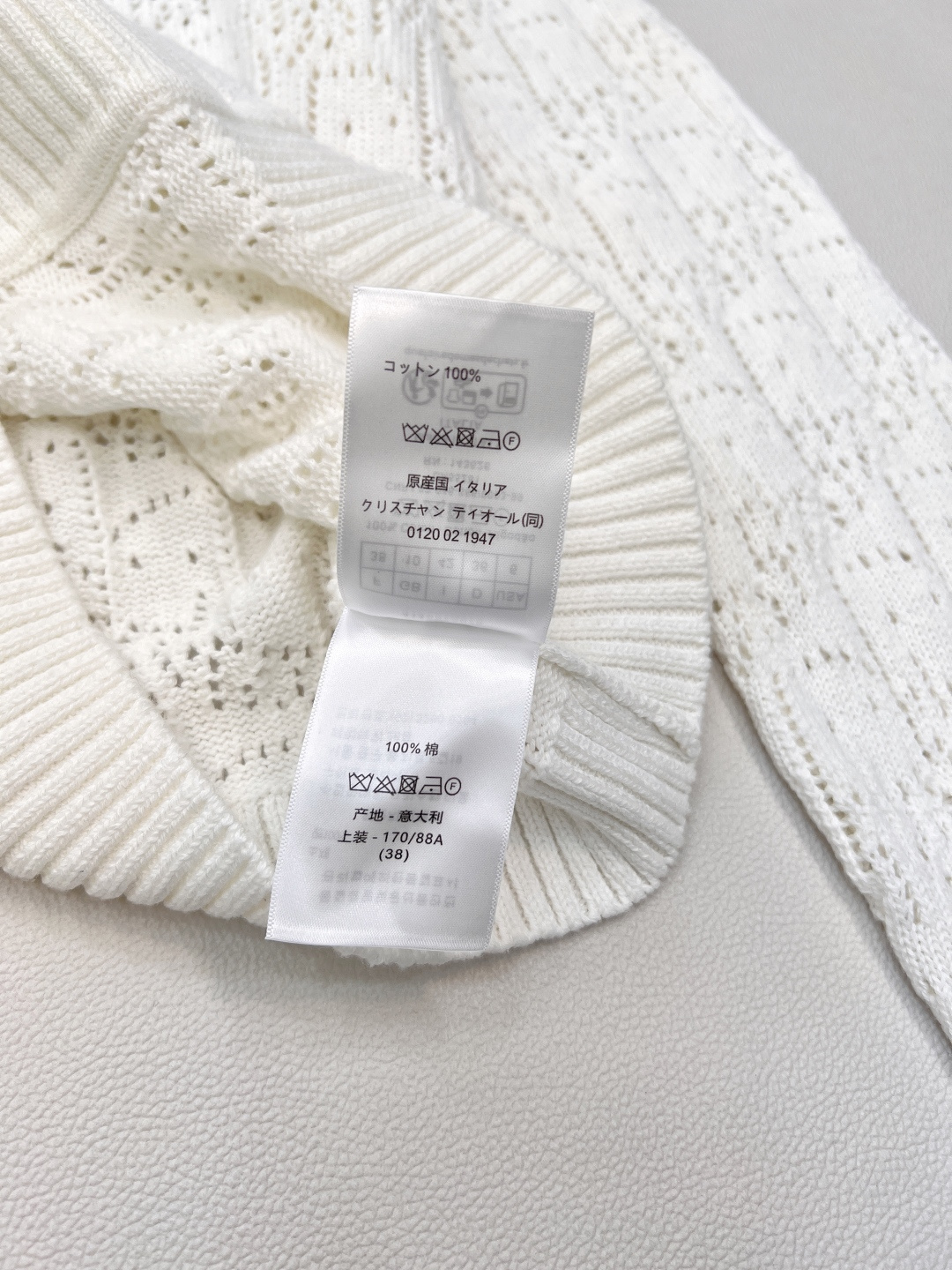 🆕 DIOR 镂空字母钩花针织开衫，这款针织衫是一款经典时尚的单品，德国机镂空交织编制，层层递进保留透气