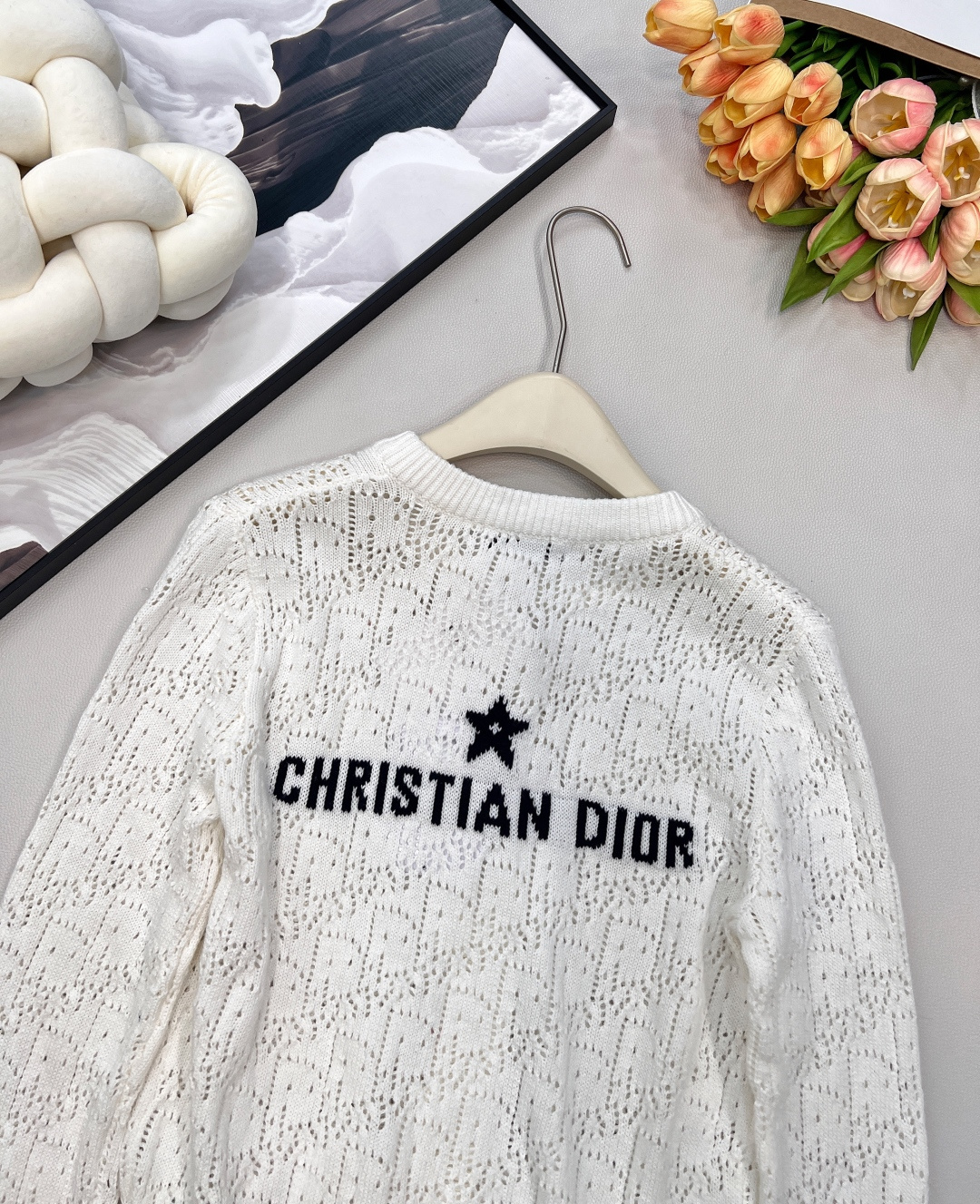 🆕 DIOR 镂空字母钩花针织开衫，这款针织衫是一款经典时尚的单品，德国机镂空交织编制，层层递进保留透气