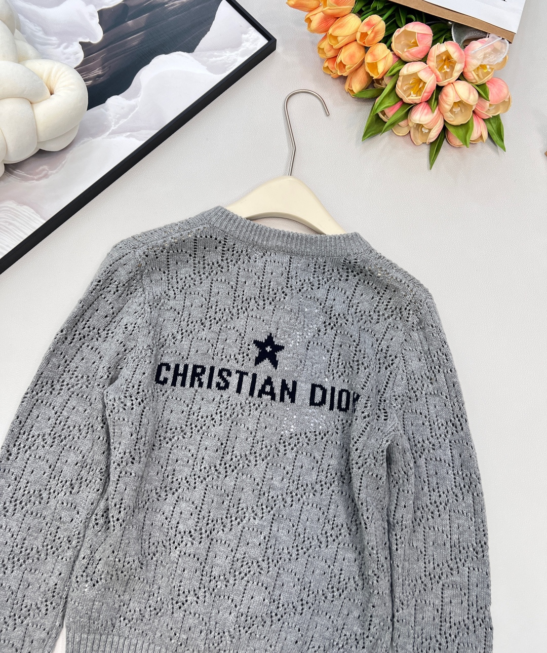 🆕 DIOR 镂空字母钩花针织开衫，这款针织衫是一款经典时尚的单品，德国机镂空交织编制，层层递进保留透气