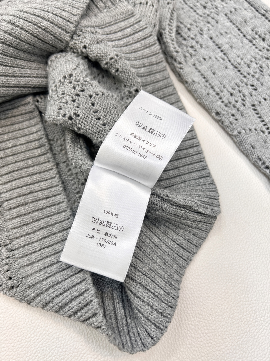 🆕 DIOR 镂空字母钩花针织开衫，这款针织衫是一款经典时尚的单品，德国机镂空交织编制，层层递进保留透气